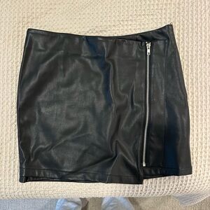 Lulu’s leather skirt size M